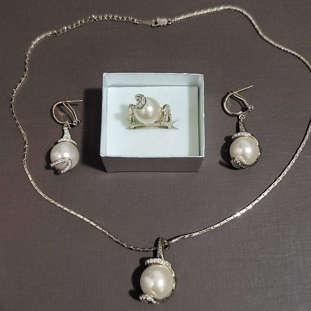 Jewelry set with pearl